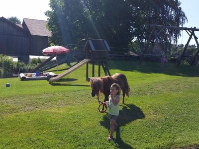 Mädchen mit Pony Lametta beim Kinderspielplatz